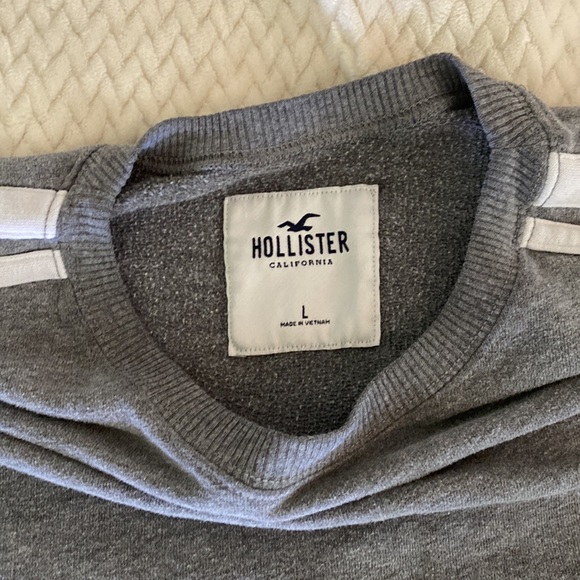 Cropped Hollister Crewneck - Picture 3 of 9